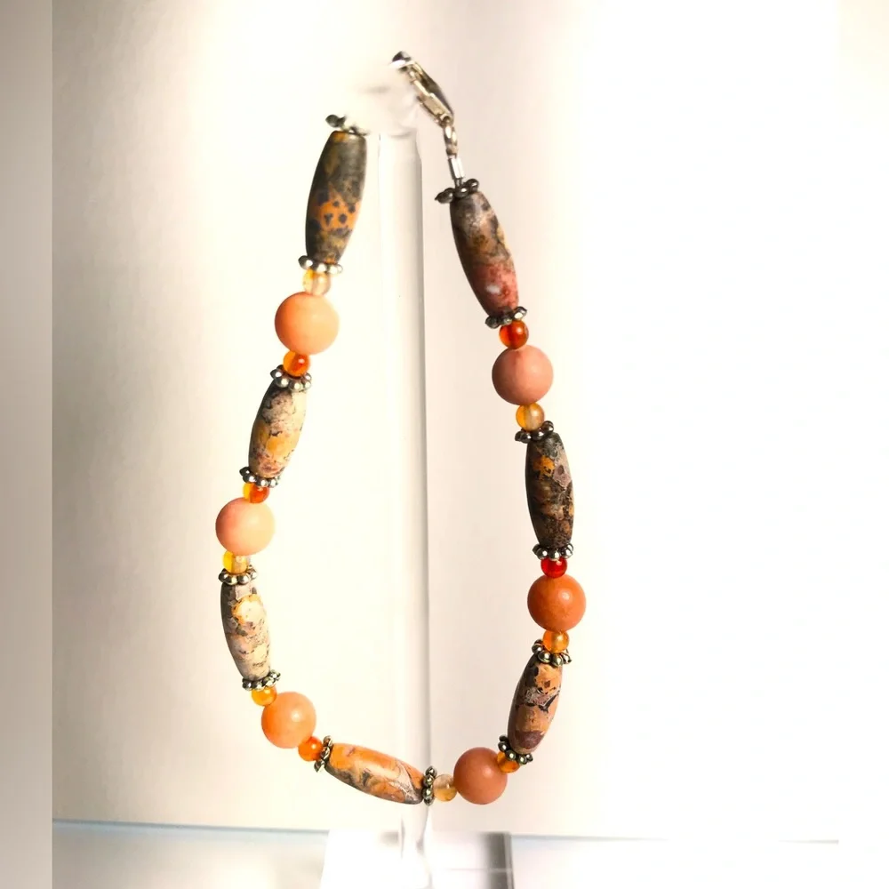Ladies peach jasper and carnelian beaded bracelet. - Picture 1 of 4